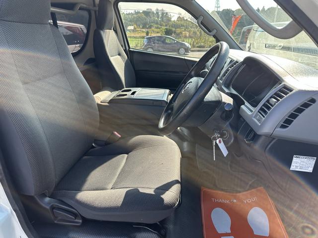 ハイエースバン ＳロングＤＸ　ワイドハイルーフ床張り加工純正ナビＴＶバックカメラＥＴＣブルートゥース２０２４年製造タイヤ　タイベルチェーンルームクリーニング済み６人乗り１ナンバー１年車検（15枚目）