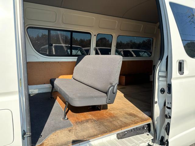 ハイエースバン ＳロングＤＸ　ワイドハイルーフ床張り加工純正ナビＴＶバックカメラＥＴＣブルートゥース２０２４年製造タイヤ　タイベルチェーンルームクリーニング済み６人乗り１ナンバー１年車検（27枚目）