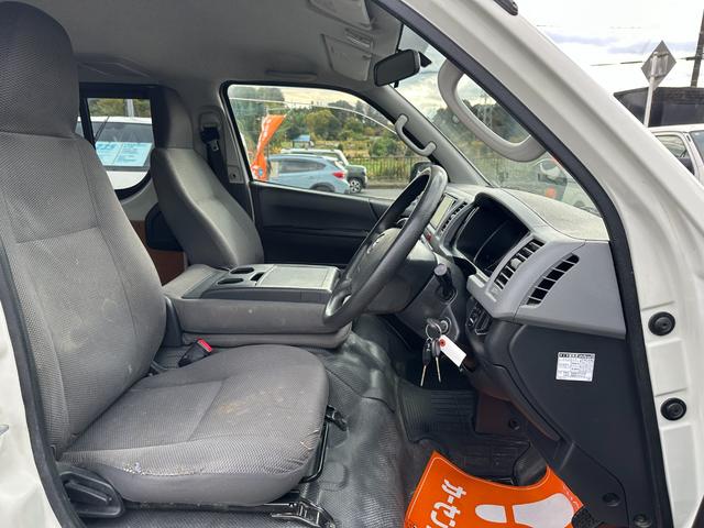 ハイエースバン ＤＸ　ＧＬパッケージ　Ｗエアコン両側スライドドア小窓電動格納ミラー純正１５インチＡＷ純正ナビＴＶバックカメラキーレスルームクリーニング済みパワーウインドー集中ドアロック６人４ナンバー積載量１２５０キロ（15枚目）