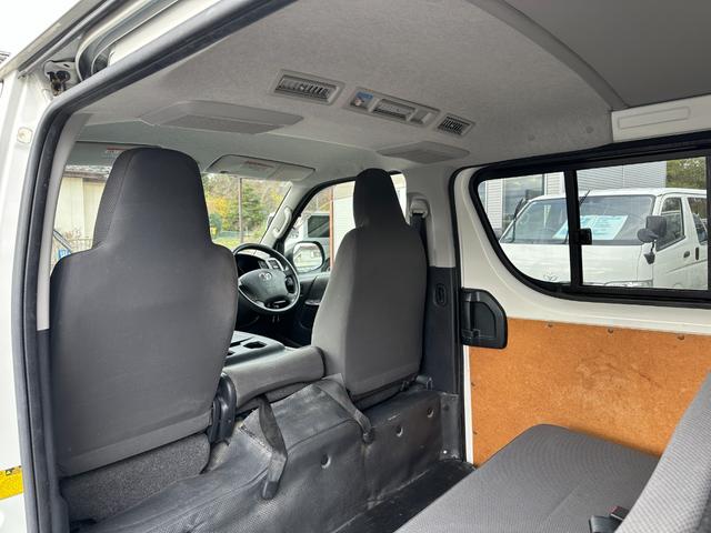 ハイエースバン ＤＸ　ＧＬパッケージ　Ｗエアコン両側スライドドア小窓電動格納ミラー純正１５インチＡＷ純正ナビＴＶバックカメラキーレスルームクリーニング済みパワーウインドー集中ドアロック６人４ナンバー積載量１２５０キロ（28枚目）