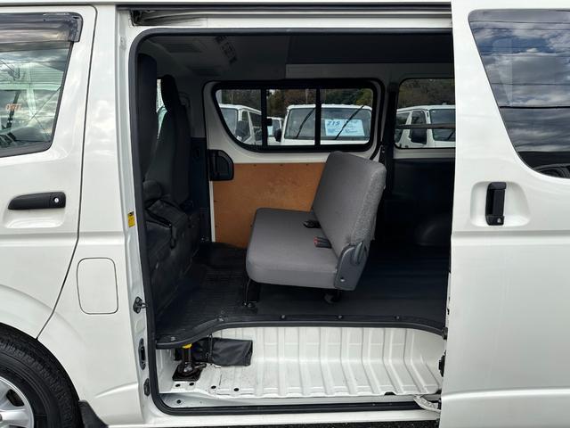 ハイエースバン ＤＸ　ＧＬパッケージ　Ｗエアコン両側スライドドア小窓電動格納ミラー純正１５インチＡＷ純正ナビＴＶバックカメラキーレスルームクリーニング済みパワーウインドー集中ドアロック６人４ナンバー積載量１２５０キロ（29枚目）