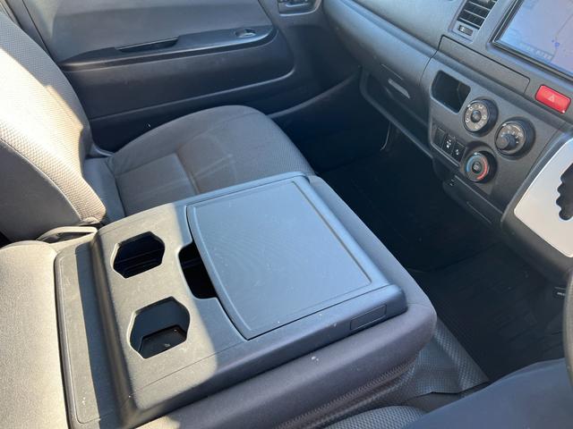 ハイエースバン ＤＸ　ＧＬパッケージ　業者販売対応リアクーラーヒーター純正ナビＴＶバックカメラＥＴＣドラレコＴＳＳ小窓コーナーセンサーＬＥＤヘッドライトキーレスタイベルチェーン電動格納ミラー２０２４年製造タイヤ６速オートマ（23枚目）