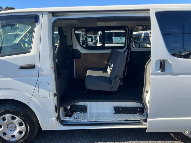 ハイエースバン ＤＸ　ＧＬパッケージ　業者販売対応リアクーラーヒーター純正ナビＴＶバックカメラＥＴＣドラレコＴＳＳ小窓コーナーセンサーＬＥＤヘッドライトキーレスタイベルチェーン電動格納ミラー２０２４年製造タイヤ６速オートマ（30枚目）