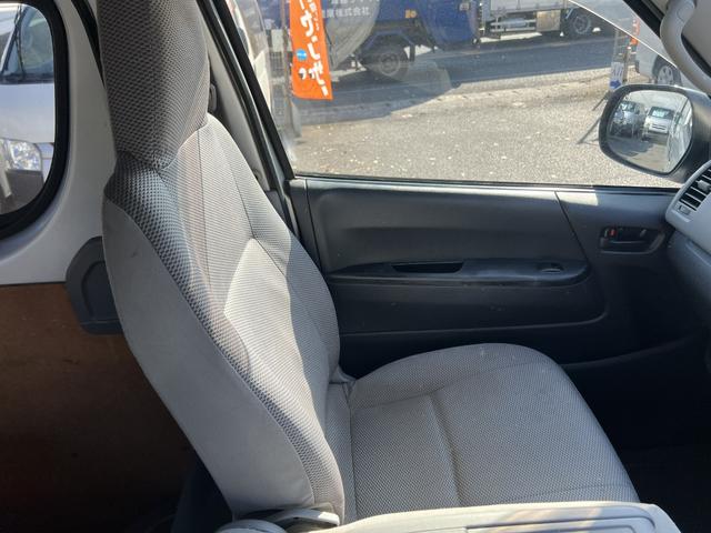 ハイエースバン DX GLパッケージ 業者販売歓迎純正ナビワンセグTVバックカメラETCキーレスABSエアバック6人小窓2023年製タイヤタイベルチェーン(26枚目)