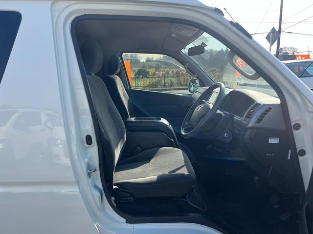 ハイエースワゴン ＧＬ　３型後期１０人純正ナビＴＶバックカメラキーレスリヤクーラーヒーター電動ステップイージークローザーコーナーセンサーオートライトオートエアコン電動格納ミラーＦフォグ２０２４年製造タイヤＷエアバック（16枚目）