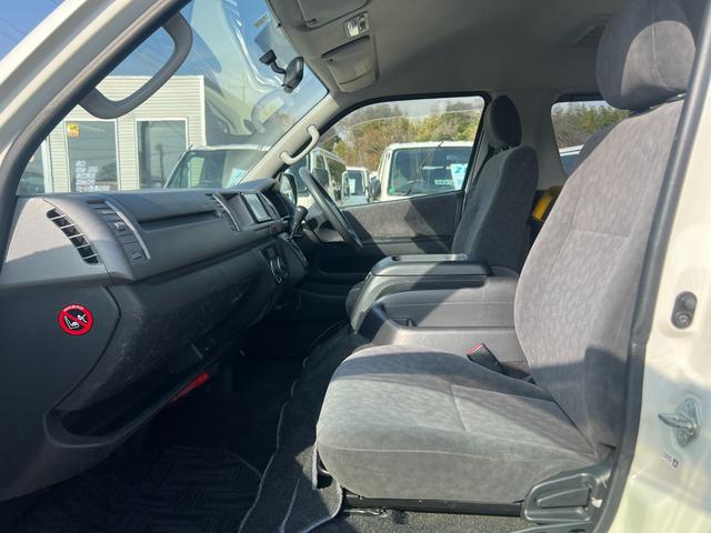 ハイエースワゴン ＧＬ　３型後期１０人純正ナビＴＶバックカメラキーレスリヤクーラーヒーター電動ステップイージークローザーコーナーセンサーオートライトオートエアコン電動格納ミラーＦフォグ２０２４年製造タイヤＷエアバック（28枚目）