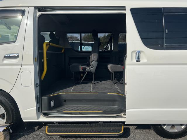 ハイエースワゴン ＧＬ　３型後期１０人純正ナビＴＶバックカメラキーレスリヤクーラーヒーター電動ステップイージークローザーコーナーセンサーオートライトオートエアコン電動格納ミラーＦフォグ２０２４年製造タイヤＷエアバック（32枚目）