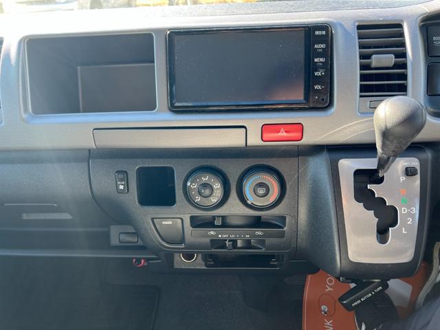 ハイエースワゴン グランドキャビン 純正ナビTVバックカメラETCキーレスリヤクーラーヒーター電動スライドドア電動格納ミラーシートカバーオートライトオートエアコンWエアバック(25枚目)