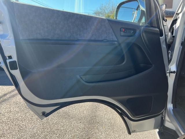 ハイエースワゴン グランドキャビン 純正ナビTVバックカメラETCキーレスリヤクーラーヒーター電動スライドドア電動格納ミラーシートカバーオートライトオートエアコンWエアバック(27枚目)