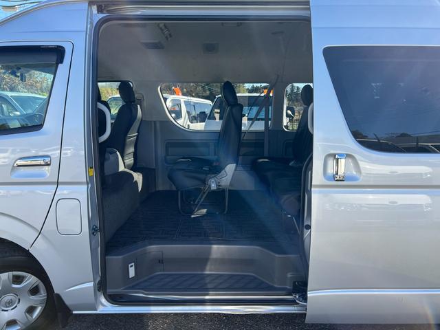 ハイエースワゴン グランドキャビン 純正ナビTVバックカメラETCキーレスリヤクーラーヒーター電動スライドドア電動格納ミラーシートカバーオートライトオートエアコンWエアバック(32枚目)