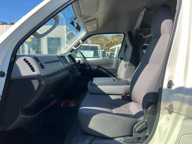 ハイエースバン SロングDX 電動リフト付きリヤクーラーヒーター純正ナビTVバックカメラETC100V電源床張り加工外部電源フロントフォグ2024年製造タイヤタイベルチェーン小窓(30枚目)