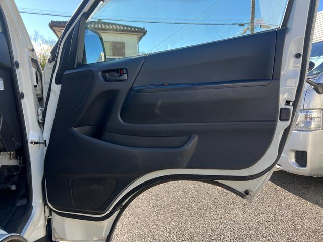 ハイエースバン ロングＤＸ　３人乗り５ドアキーレスバックカメラパワーウィンドウ集中ドアロックタイベルチェーン６速ＡＴ禁煙ルームクリーニング済（15枚目）