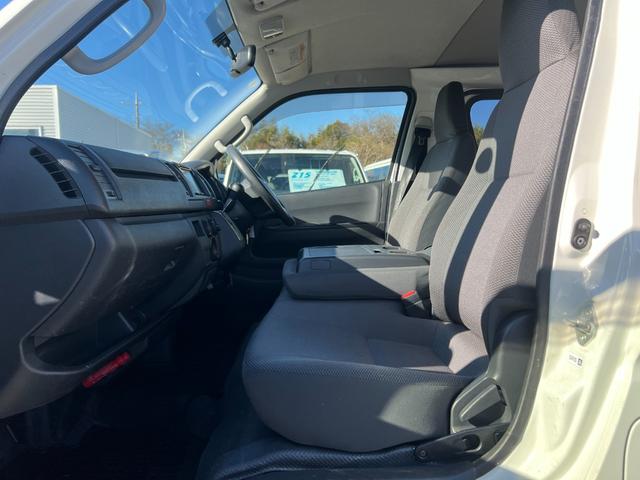 ハイエースバン ロングＤＸ　３人乗り５ドアキーレスバックカメラパワーウィンドウ集中ドアロックタイベルチェーン６速ＡＴ禁煙ルームクリーニング済（25枚目）