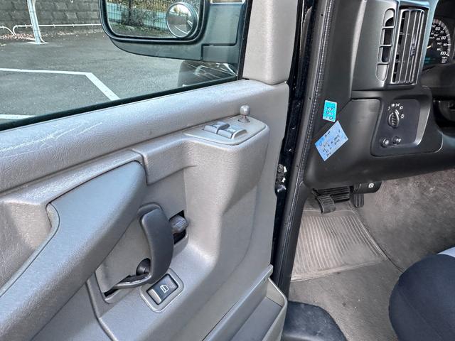 シボレーエクスプレス ベースグレード　５ドア　リアドア観音開き（28枚目）