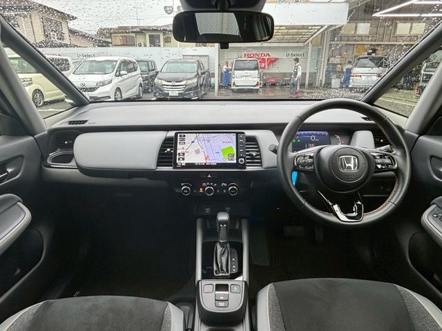 フィット ＲＳ　当社デモカー　ＵＳＢポート　イモビライザー　リアカメラ　ＬＥＤヘッドライト　アイドリングストップ　ＤＶＤ再生　エアコン　ＥＴＣ車載器　キーレス　スマートキー　横滑防止装置　サイドカーテンエアバック（7枚目）