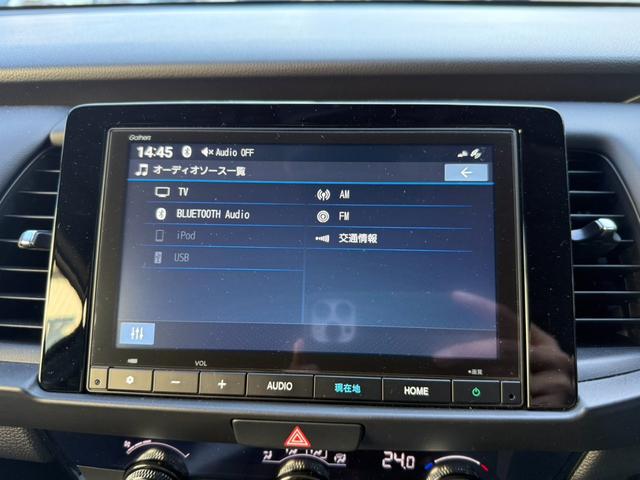 フィット ホーム 当社デモカー 記録簿 衝突軽減 リアカメラ AAC 横滑り防止機能 サイドエアバック ワンオーナー車 LEDライト クルーズコントロール パワーウィンドウ スマキー 禁煙車 ナビTV ABS ETC(4枚目)