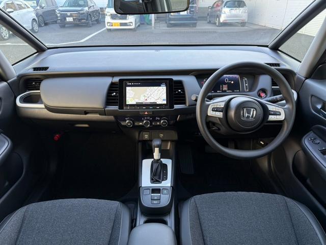 フィット ホーム 当社デモカー 記録簿 衝突軽減 リアカメラ AAC 横滑り防止機能 サイドエアバック ワンオーナー車 LEDライト クルーズコントロール パワーウィンドウ スマキー 禁煙車 ナビTV ABS ETC(6枚目)