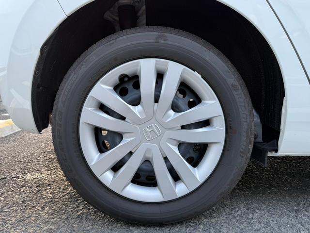 フィット ホーム 当社デモカー 記録簿 衝突軽減 リアカメラ AAC 横滑り防止機能 サイドエアバック ワンオーナー車 LEDライト クルーズコントロール パワーウィンドウ スマキー 禁煙車 ナビTV ABS ETC(12枚目)