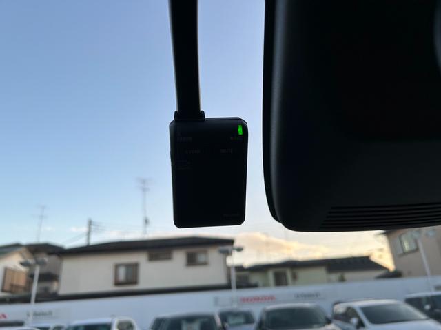 フリード エアー　当社デモカー　クルコン　サイドカーテンエアバック　ＵＳＢ　フルオートエアコン　３列シート　フルセグ　キーレス　ＬＥＤヘッドランプ　ワンオーナー　衝突軽減　パワーステアリング　Ｂカメラ　スマートキー（6枚目）