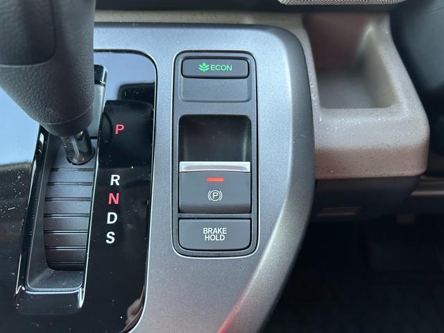 フリード エアー　当社デモカー　クルコン　サイドカーテンエアバック　ＵＳＢ　フルオートエアコン　３列シート　フルセグ　キーレス　ＬＥＤヘッドランプ　ワンオーナー　衝突軽減　パワーステアリング　Ｂカメラ　スマートキー（7枚目）