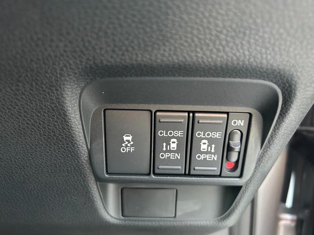 フリード エアー　当社デモカー　クルコン　サイドカーテンエアバック　ＵＳＢ　フルオートエアコン　３列シート　フルセグ　キーレス　ＬＥＤヘッドランプ　ワンオーナー　衝突軽減　パワーステアリング　Ｂカメラ　スマートキー（8枚目）