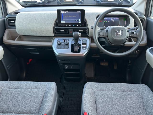 フリード エアー　当社デモカー　クルコン　サイドカーテンエアバック　ＵＳＢ　フルオートエアコン　３列シート　フルセグ　キーレス　ＬＥＤヘッドランプ　ワンオーナー　衝突軽減　パワーステアリング　Ｂカメラ　スマートキー（9枚目）