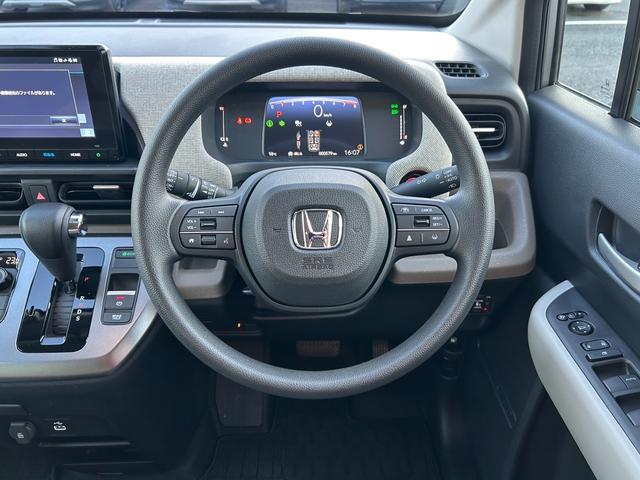 フリード エアー　当社デモカー　クルコン　サイドカーテンエアバック　ＵＳＢ　フルオートエアコン　３列シート　フルセグ　キーレス　ＬＥＤヘッドランプ　ワンオーナー　衝突軽減　パワーステアリング　Ｂカメラ　スマートキー（10枚目）