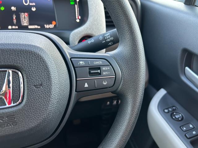 フリード エアー　当社デモカー　クルコン　サイドカーテンエアバック　ＵＳＢ　フルオートエアコン　３列シート　フルセグ　キーレス　ＬＥＤヘッドランプ　ワンオーナー　衝突軽減　パワーステアリング　Ｂカメラ　スマートキー（11枚目）