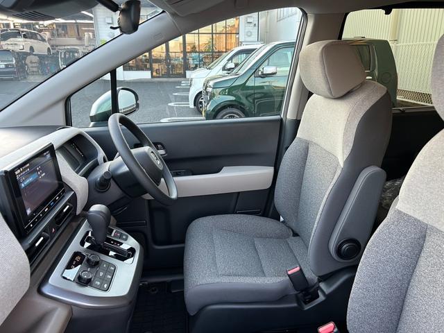 フリード エアー　当社デモカー　クルコン　サイドカーテンエアバック　ＵＳＢ　フルオートエアコン　３列シート　フルセグ　キーレス　ＬＥＤヘッドランプ　ワンオーナー　衝突軽減　パワーステアリング　Ｂカメラ　スマートキー（12枚目）