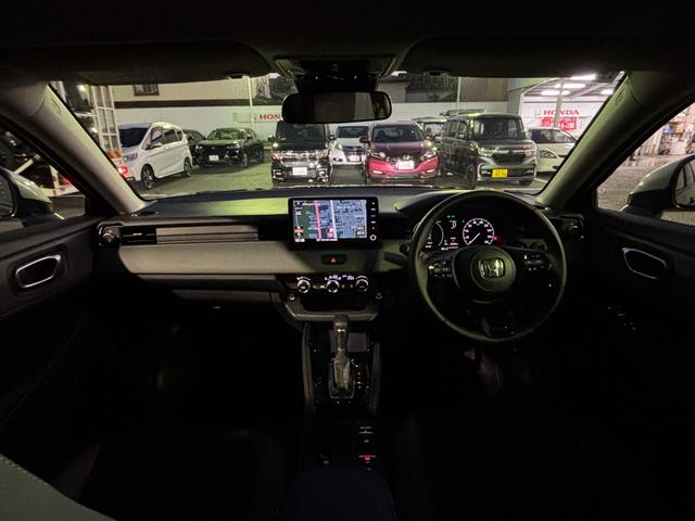 ヴェゼル ｅ：ＨＥＶＸ・ＨｕＮＴパッケージ　盗難防止システム　地デジフルセグ　サイドエアバッグ　Ｂカメラ　クリアランスソナー　横滑り防止機能　スマートキー　エアコン　運転席エアバッグ　アイドリングストップ（7枚目）