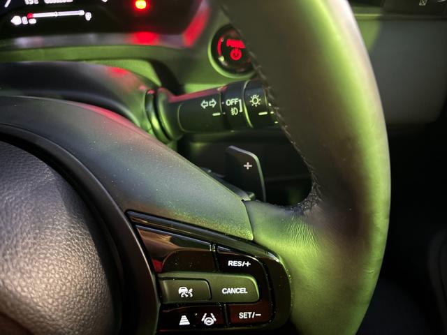 ヴェゼル ｅ：ＨＥＶＸ・ＨｕＮＴパッケージ　盗難防止システム　地デジフルセグ　サイドエアバッグ　Ｂカメラ　クリアランスソナー　横滑り防止機能　スマートキー　エアコン　運転席エアバッグ　アイドリングストップ（10枚目）