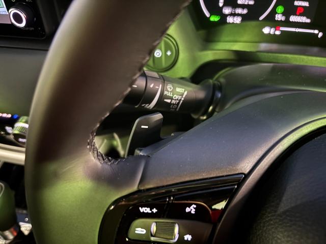 ヴェゼル ｅ：ＨＥＶＸ・ＨｕＮＴパッケージ　盗難防止システム　地デジフルセグ　サイドエアバッグ　Ｂカメラ　クリアランスソナー　横滑り防止機能　スマートキー　エアコン　運転席エアバッグ　アイドリングストップ（11枚目）