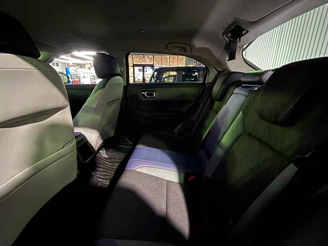 ヴェゼル ｅ：ＨＥＶＸ・ＨｕＮＴパッケージ　盗難防止システム　地デジフルセグ　サイドエアバッグ　Ｂカメラ　クリアランスソナー　横滑り防止機能　スマートキー　エアコン　運転席エアバッグ　アイドリングストップ（13枚目）