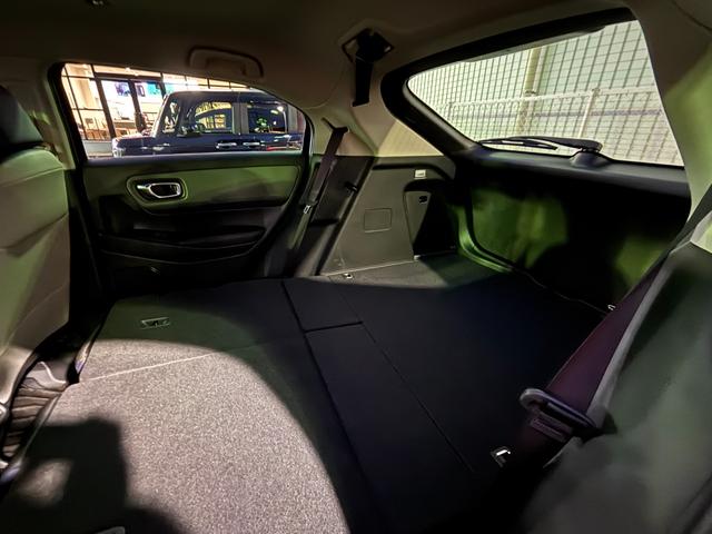 ヴェゼル ｅ：ＨＥＶＸ・ＨｕＮＴパッケージ　盗難防止システム　地デジフルセグ　サイドエアバッグ　Ｂカメラ　クリアランスソナー　横滑り防止機能　スマートキー　エアコン　運転席エアバッグ　アイドリングストップ（14枚目）