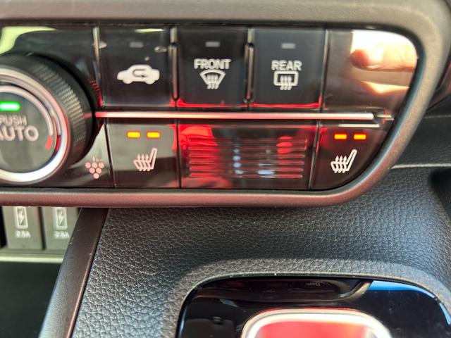 N-BOXカスタム Lターボスタイル+ブラック ターボエンジン スマ-トキ- エアバック 横滑り防止機能 ナビ&TV サイドカーテンエアバック USB接続 クルーズコントロール 助手席エアバッグ 地デジ LEDライト(6枚目)