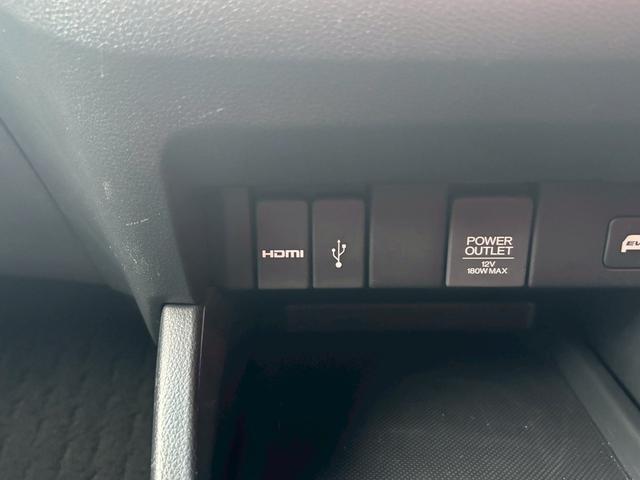 オデッセイハイブリッド ｅ：ＨＥＶアブソルート　サイドカーテンエアバック　衝突被害軽減ブレーキ　ＬＥＤヘッドランプ　記録簿　両電動ドア　ＵＳＢ　ＤＶＤ　バックカメラ　電動シート　フルオートエアコン　３列シート　スマートキー（9枚目）