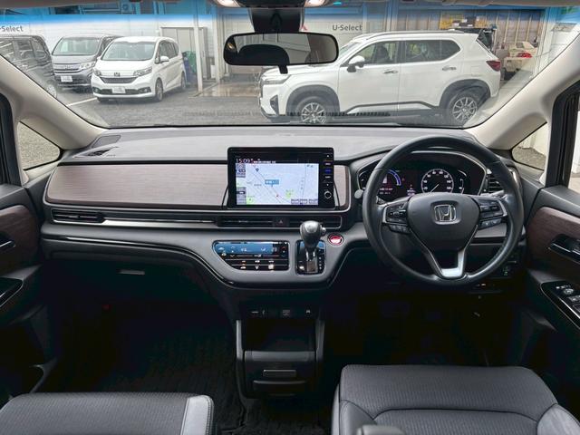 オデッセイハイブリッド ｅ：ＨＥＶアブソルート　サイドカーテンエアバック　衝突被害軽減ブレーキ　ＬＥＤヘッドランプ　記録簿　両電動ドア　ＵＳＢ　ＤＶＤ　バックカメラ　電動シート　フルオートエアコン　３列シート　スマートキー（10枚目）