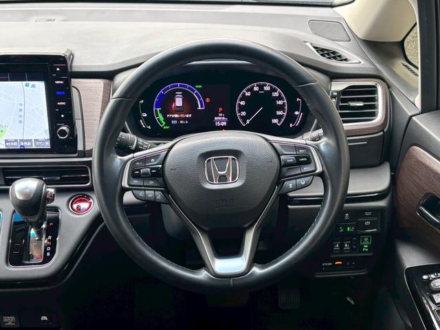 オデッセイハイブリッド ｅ：ＨＥＶアブソルート　サイドカーテンエアバック　衝突被害軽減ブレーキ　ＬＥＤヘッドランプ　記録簿　両電動ドア　ＵＳＢ　ＤＶＤ　バックカメラ　電動シート　フルオートエアコン　３列シート　スマートキー（11枚目）