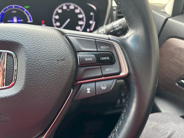 オデッセイハイブリッド ｅ：ＨＥＶアブソルート　サイドカーテンエアバック　衝突被害軽減ブレーキ　ＬＥＤヘッドランプ　記録簿　両電動ドア　ＵＳＢ　ＤＶＤ　バックカメラ　電動シート　フルオートエアコン　３列シート　スマートキー（12枚目）