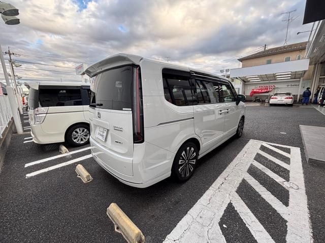 ステップワゴン ｅ：ＨＥＶスパーダプレミアムライン　マルチカメラ　両側自動ドア　Ｆセグ　クルーズＣ　助手席エアバッグ　スマートＫ　シ－トヒ－タ－　サイドカメラ　ＤＶＤ再生　バックカメラ　ＬＥＤライト　キーフリー（17枚目）