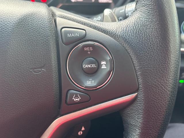 �\�ߐݒ肵�����x�Œ葬���s�B��s�Ԃɋ߂Â�����A�V�X�e������s�ԂƂ̋����⑬�x���𑪒肵�A�����I�ɉ������B�K�؂ȎԊԋ������ێ����Ȃ���Ǐ]���s���܂��B