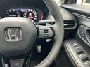 予め設定した速度で定速走行。先行車に近づいたら、システムが先行車との距離や速度差を測定し、自動的に加減速。適切な車間距離を維持しながら追従走行します。