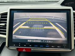 バックでの駐車が苦手な方や運転にあまり自信のない方でも後方の視界をしっかりサポート。安心して車庫入れが出来るバックカメラを装備しています！ 3