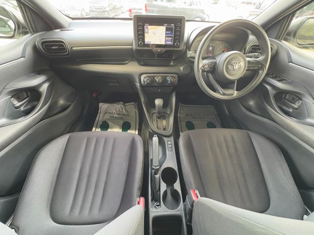 ヤリス Ｘ　衝突軽減　レーンキープ　ナビ　Ｂカメラ　Ｂｌｕｅｔｏｏｔｈオーディオ　キーレス　禁煙車　横滑り防止　ＡＢＳ　オートハイビーム　オートライト　電格ミラー　運転席エアバッグ　助手席エアバッグ（3枚目）