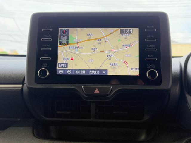 ヤリス Ｘ　衝突軽減　レーンキープ　ナビ　Ｂカメラ　Ｂｌｕｅｔｏｏｔｈオーディオ　キーレス　禁煙車　横滑り防止　ＡＢＳ　オートハイビーム　オートライト　電格ミラー　運転席エアバッグ　助手席エアバッグ（4枚目）