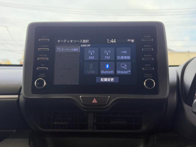 ヤリス Ｘ　衝突軽減　レーンキープ　ナビ　Ｂカメラ　Ｂｌｕｅｔｏｏｔｈオーディオ　キーレス　禁煙車　横滑り防止　ＡＢＳ　オートハイビーム　オートライト　電格ミラー　運転席エアバッグ　助手席エアバッグ（6枚目）