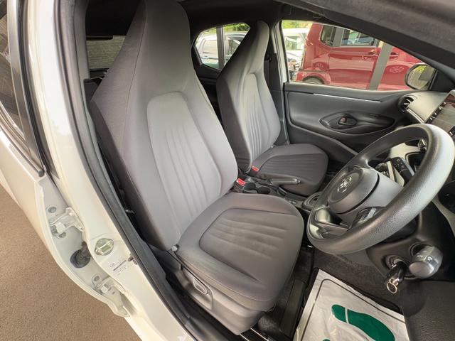 ヤリス Ｘ　衝突軽減　レーンキープ　ナビ　Ｂカメラ　Ｂｌｕｅｔｏｏｔｈオーディオ　キーレス　禁煙車　横滑り防止　ＡＢＳ　オートハイビーム　オートライト　電格ミラー　運転席エアバッグ　助手席エアバッグ（9枚目）