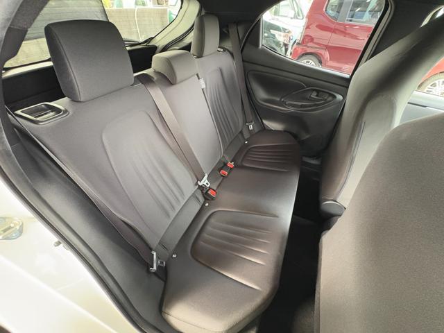 ヤリス Ｘ　衝突軽減　レーンキープ　ナビ　Ｂカメラ　Ｂｌｕｅｔｏｏｔｈオーディオ　キーレス　禁煙車　横滑り防止　ＡＢＳ　オートハイビーム　オートライト　電格ミラー　運転席エアバッグ　助手席エアバッグ（10枚目）