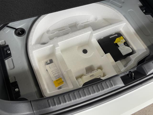 ヤリス Ｘ　衝突軽減　レーンキープ　ナビ　Ｂカメラ　Ｂｌｕｅｔｏｏｔｈオーディオ　キーレス　禁煙車　横滑り防止　ＡＢＳ　オートハイビーム　オートライト　電格ミラー　運転席エアバッグ　助手席エアバッグ（32枚目）