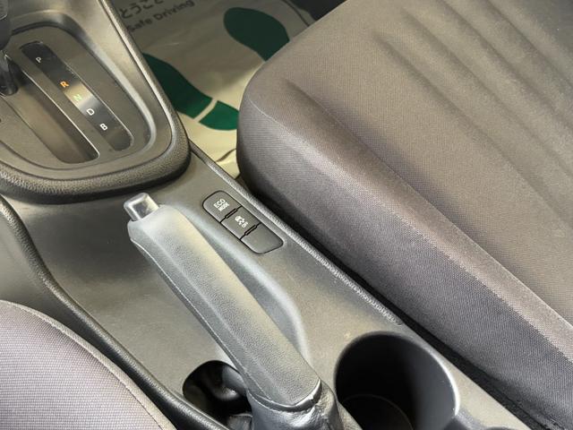 ヤリス Ｘ　衝突軽減　レーンキープ　ナビ　Ｂカメラ　Ｂｌｕｅｔｏｏｔｈオーディオ　キーレス　禁煙車　横滑り防止　ＡＢＳ　オートハイビーム　オートライト　電格ミラー　運転席エアバッグ　助手席エアバッグ（41枚目）